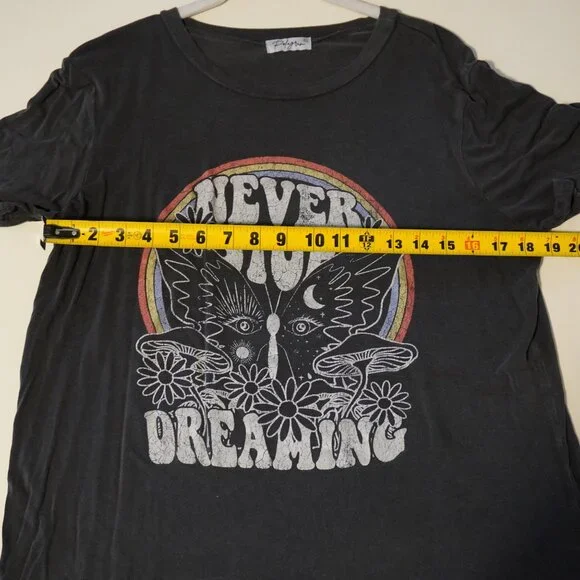 Never Stop Dreaming Graphic Tee Size XL - Picture 5 of 6